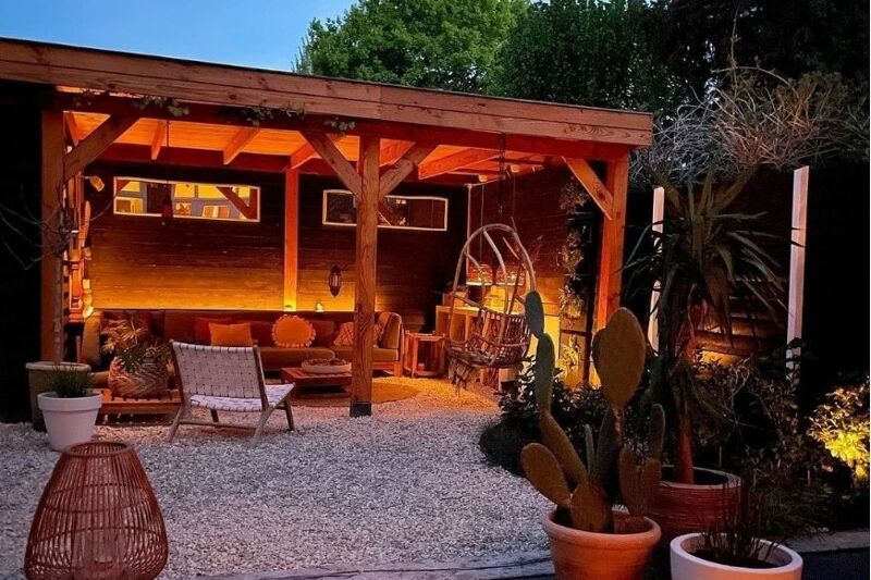 Man sieht die Philips Hue Outdoor Terrassenbeleuchtung.